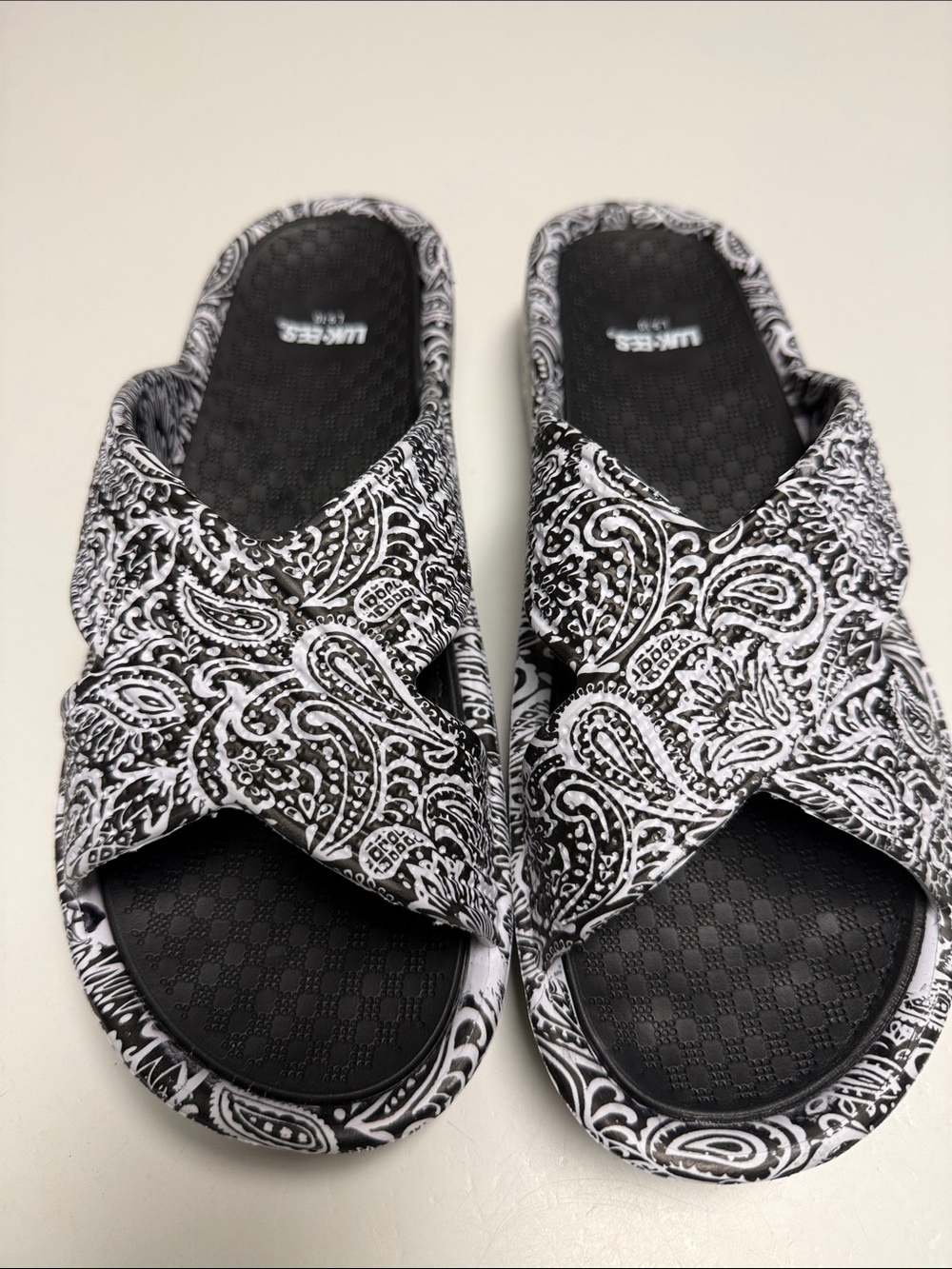 Like New Ladies LUKEES Sz 9-10 Black & White Paisley Slide Sandals